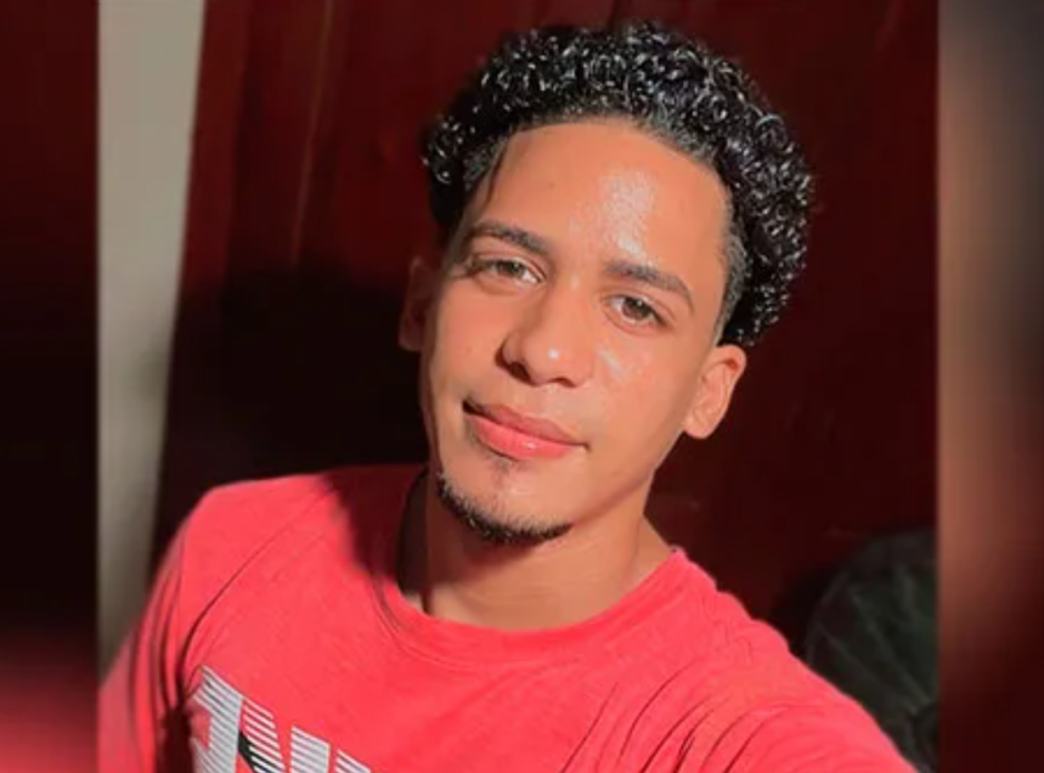 Joven muere al chocar motocicleta contra poste de luz