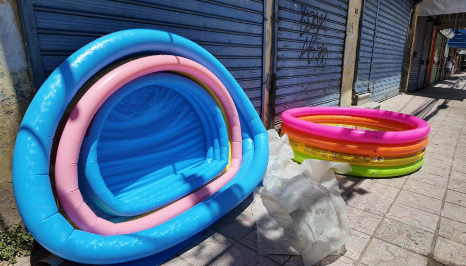 Comerciantes reportan bajas ventas de piscinas inflables