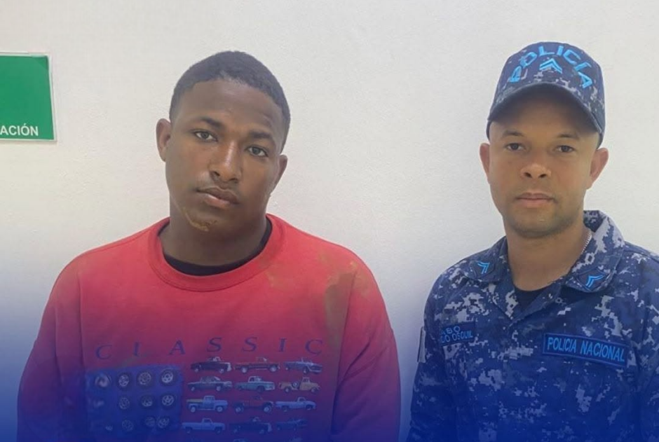 Agente policial es sorprendido atracando en Villa Mella