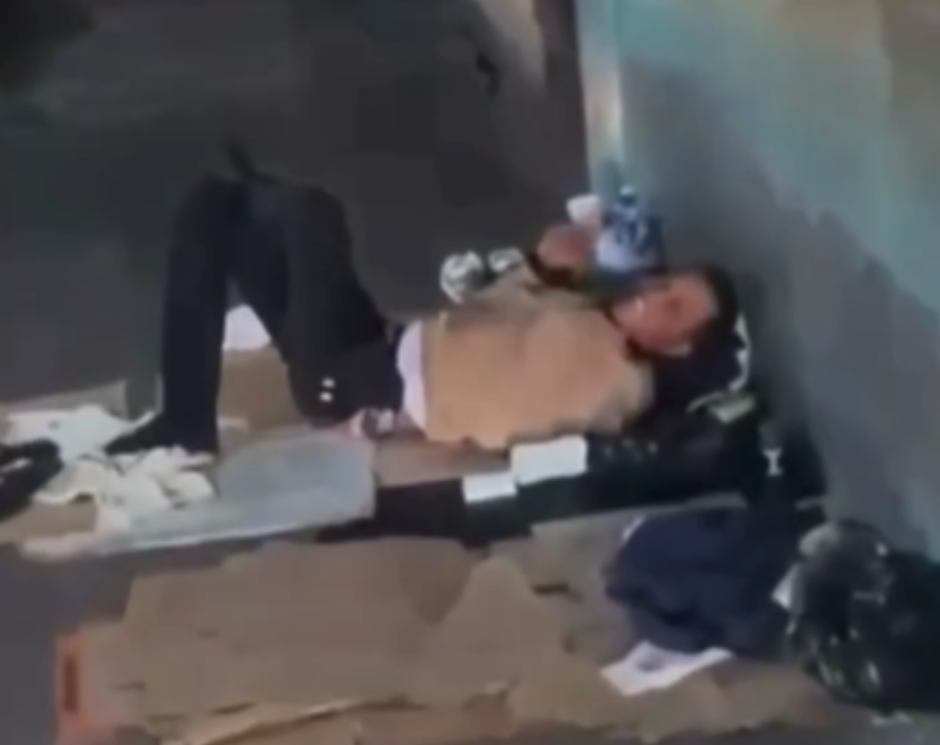 Ronny GTA sonríe acostado en cartones durante su arresto (video)