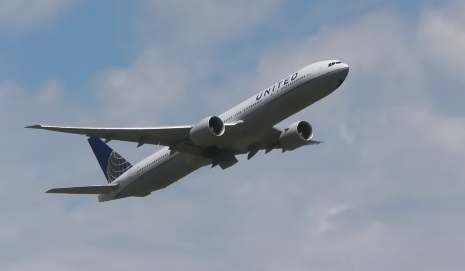 United sube tarifas de equipaje