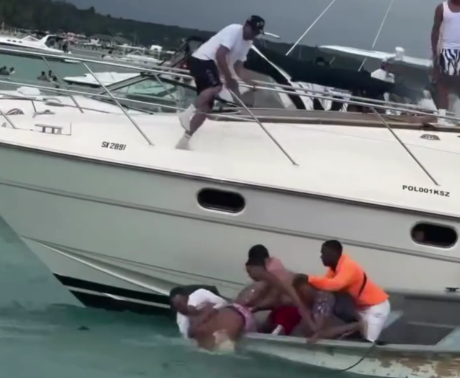 Viral: Trompá y galleta en una yola en Boca Chicha (video)