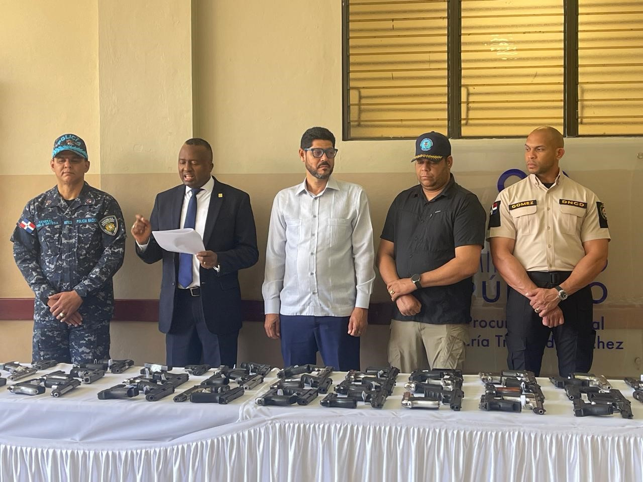 Fiscalía entrega 116 armas incautadas al Ministerio de Interior y Policía