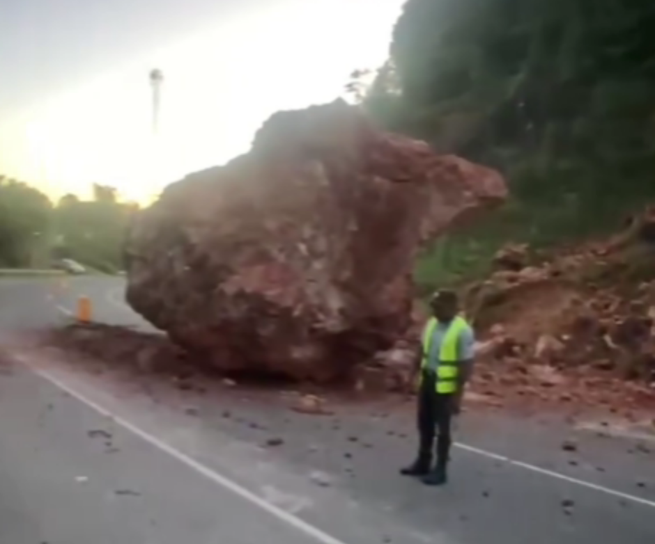 Cae roca de gran tamaño en la Autopista del Nordeste (video)