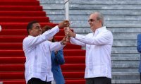 Abinader recibe antorcha de los Juegos Santo Domingo 2026