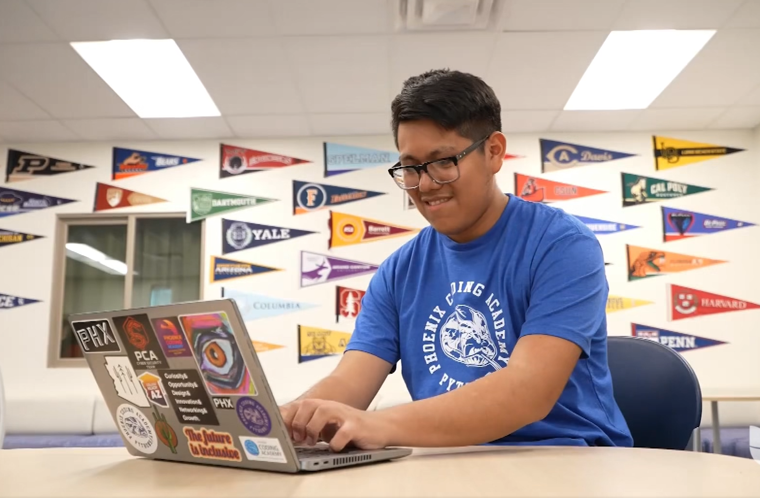 El joven latino que fue aceptado en 49 universidades (video)
