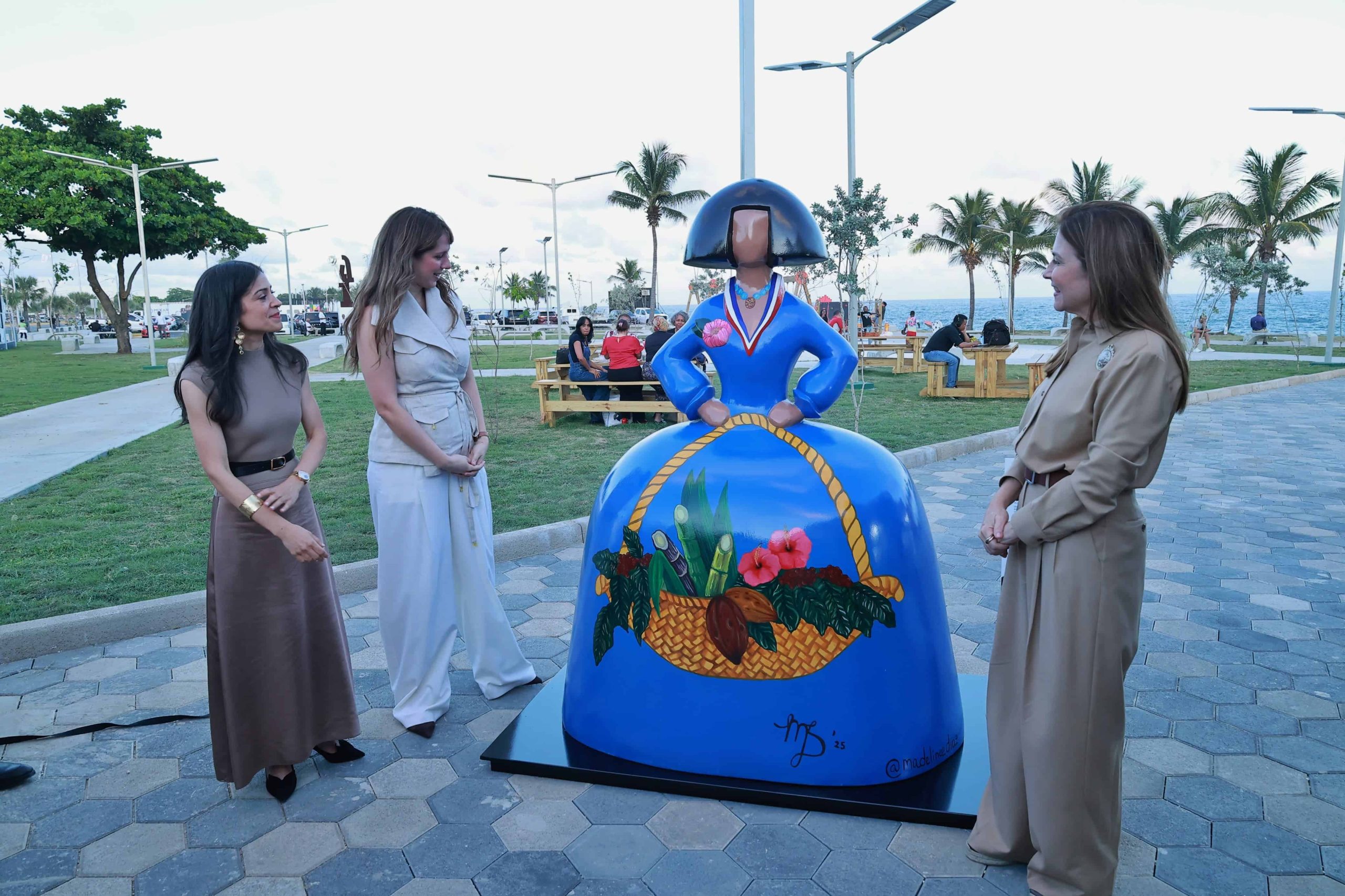 La Menina “Frutas de Dominicana” en el Malecón Deportivo