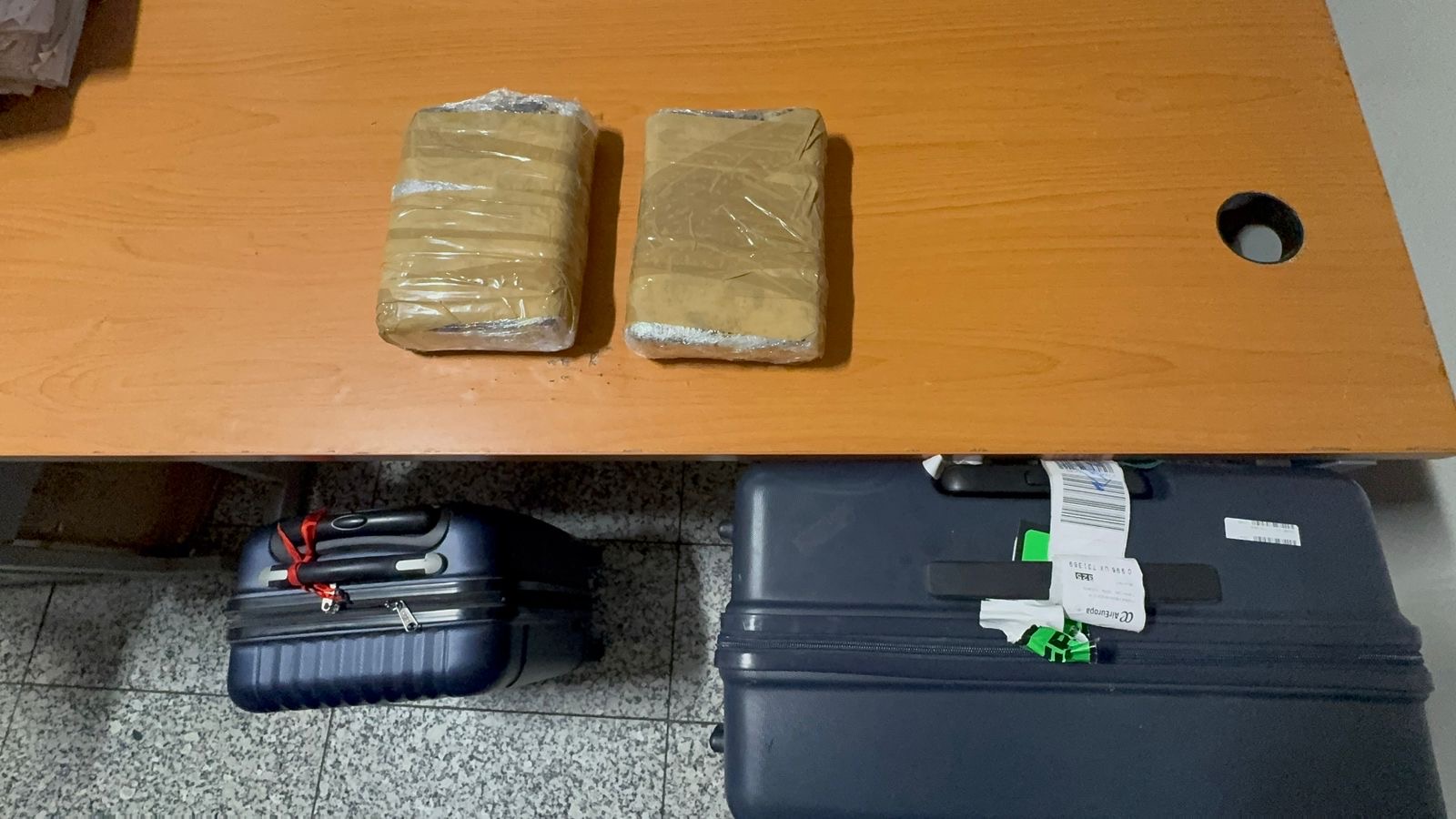 Detienen a una ‘mula’ en el AILA