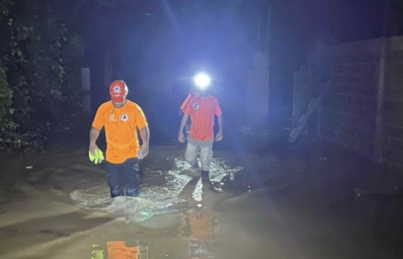 Dos personas son rescatadas con vida tras crecida del río Guayabito