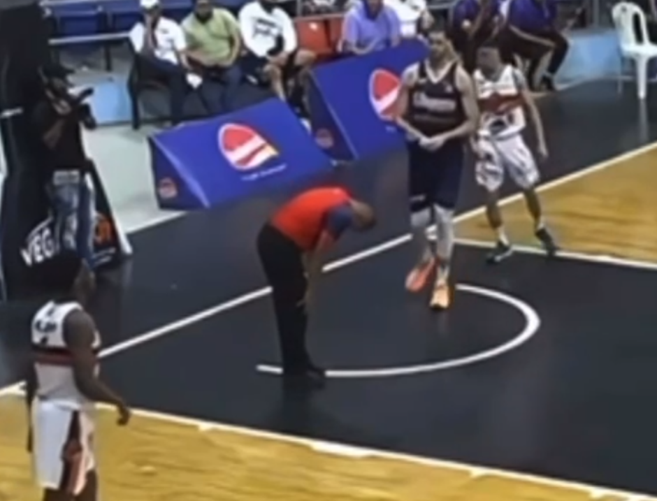 Árbitro sufre ACV en pleno partido de la LNB (video)