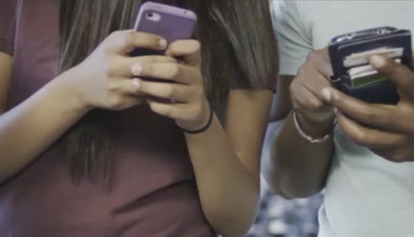 Estudio: prohibir celulares no mejoró notas de los estudiantes