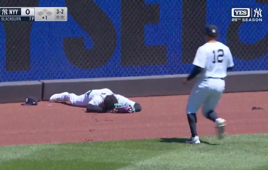 Sacan en camilla a Jasson Domínguez tras impacto contra muro en el Yankee Stadium
