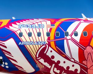JetBlue homenajea a RD con avión pintado con hasta güira, tambora y acordeón