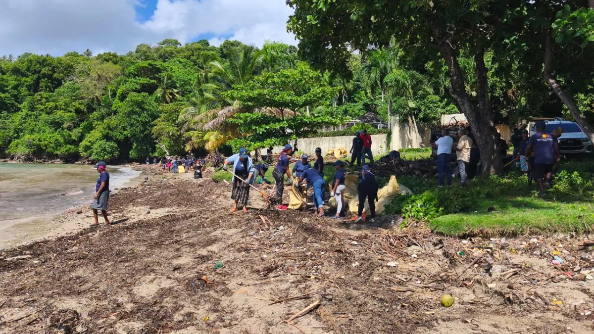 Turismo inicia operativo de limpieza en playa Puerto Escondido