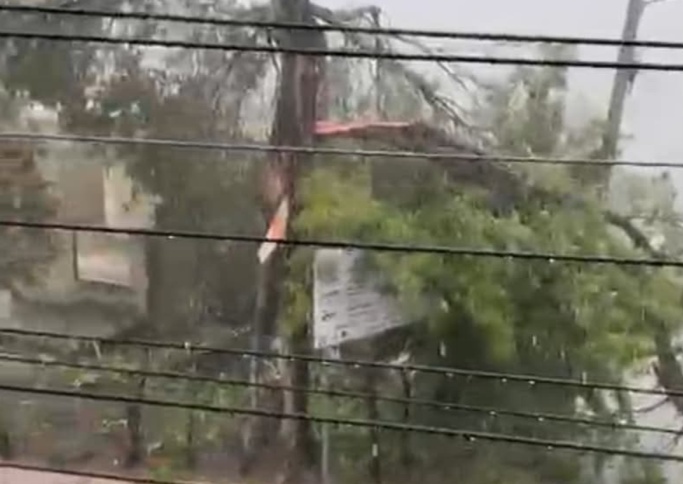 Tornado provoca daños en comunidades de Loma de Cabrera