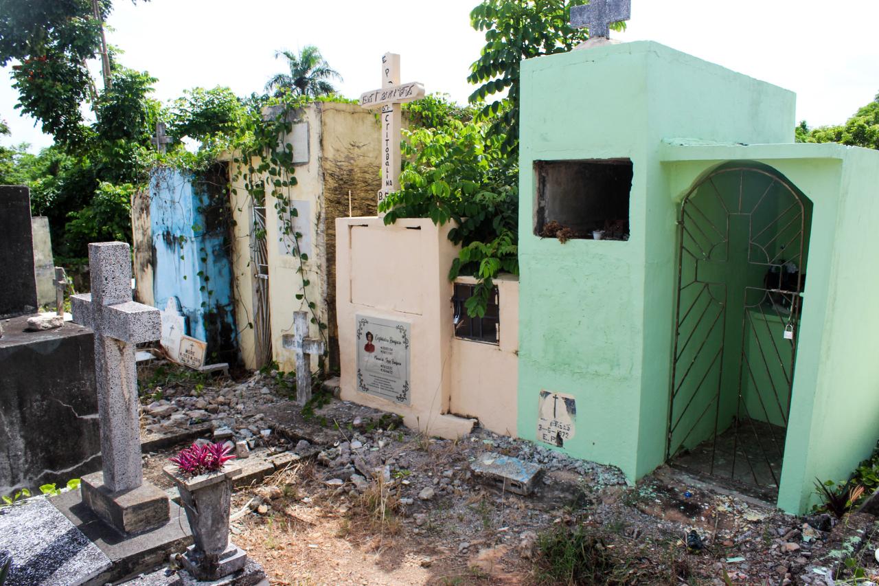 Denuncian exhumaciones de cadáveres en cementerios de Bayagu