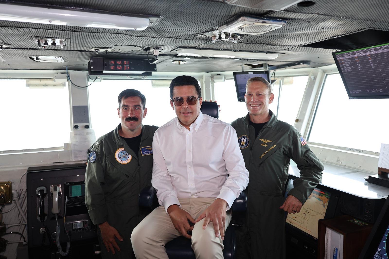 David Collado visita el USS Nimitz en República Do
