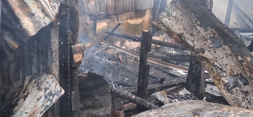 Familia pierde todo tras incendio de vivienda en M