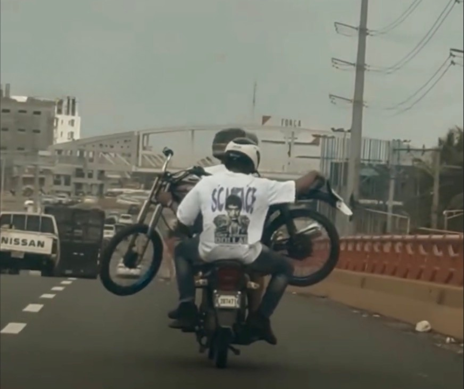 Motorista rompiendo las reglas (viral)
