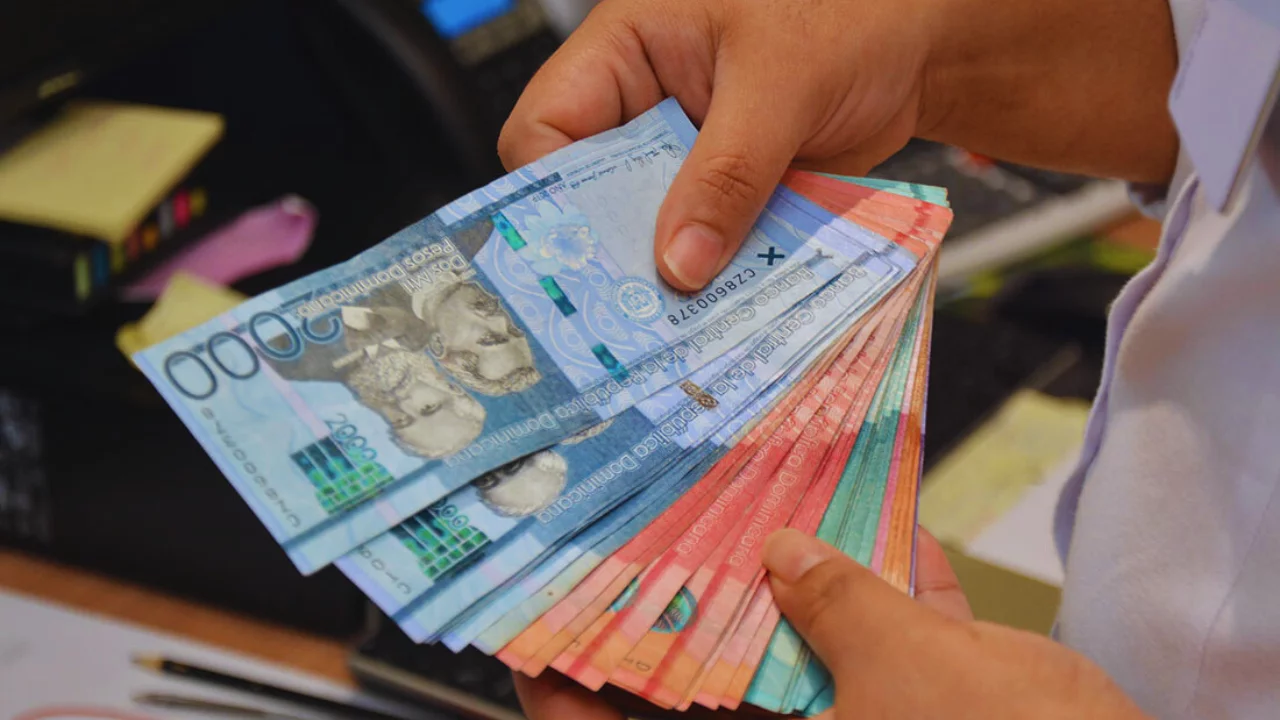 Gobierno propone librar de impuestos salarios meno