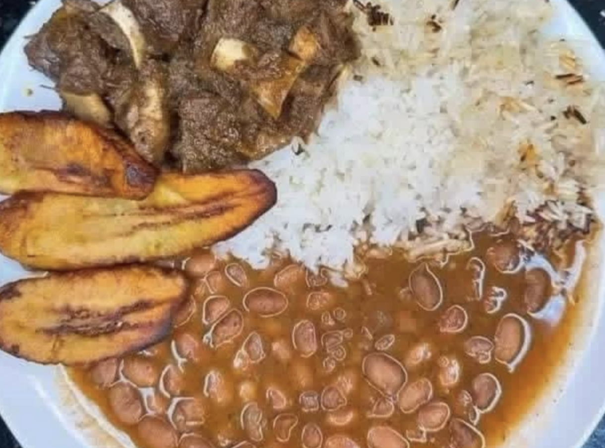 Comida de las 12: Bistec, arroz, habichuelas y mad