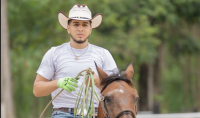 El Rubio de Acordeón enlazando en rodeo (video)