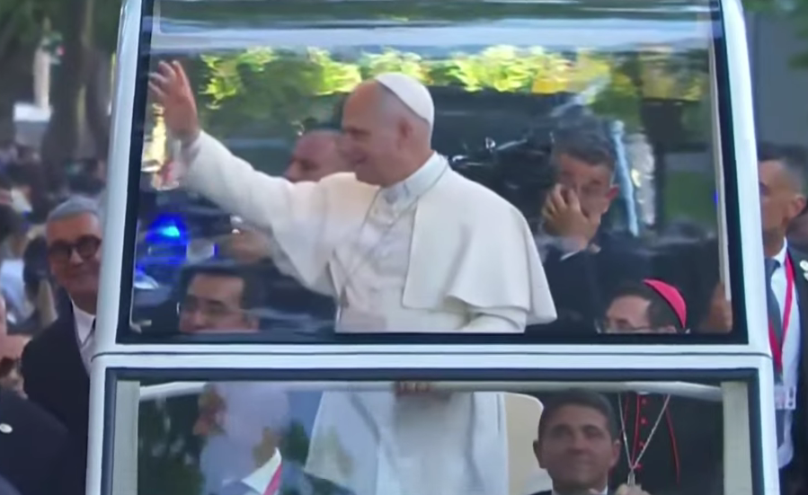 El papa llega a España y es recibido por 130,000 fieles