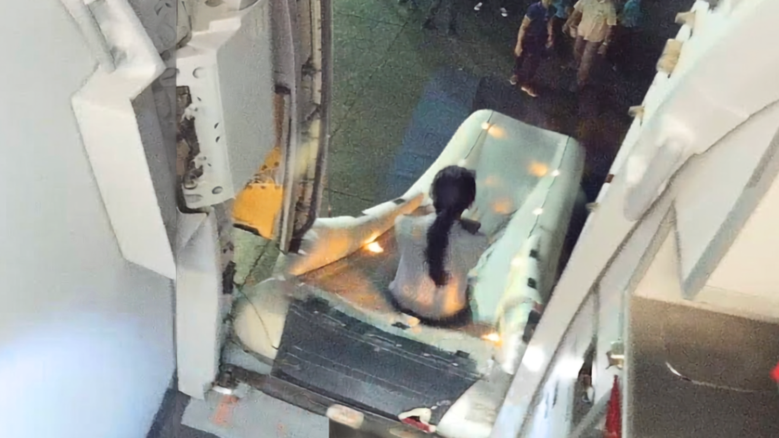 No hagas estas DOS VAINAS durante emergencia en un avión