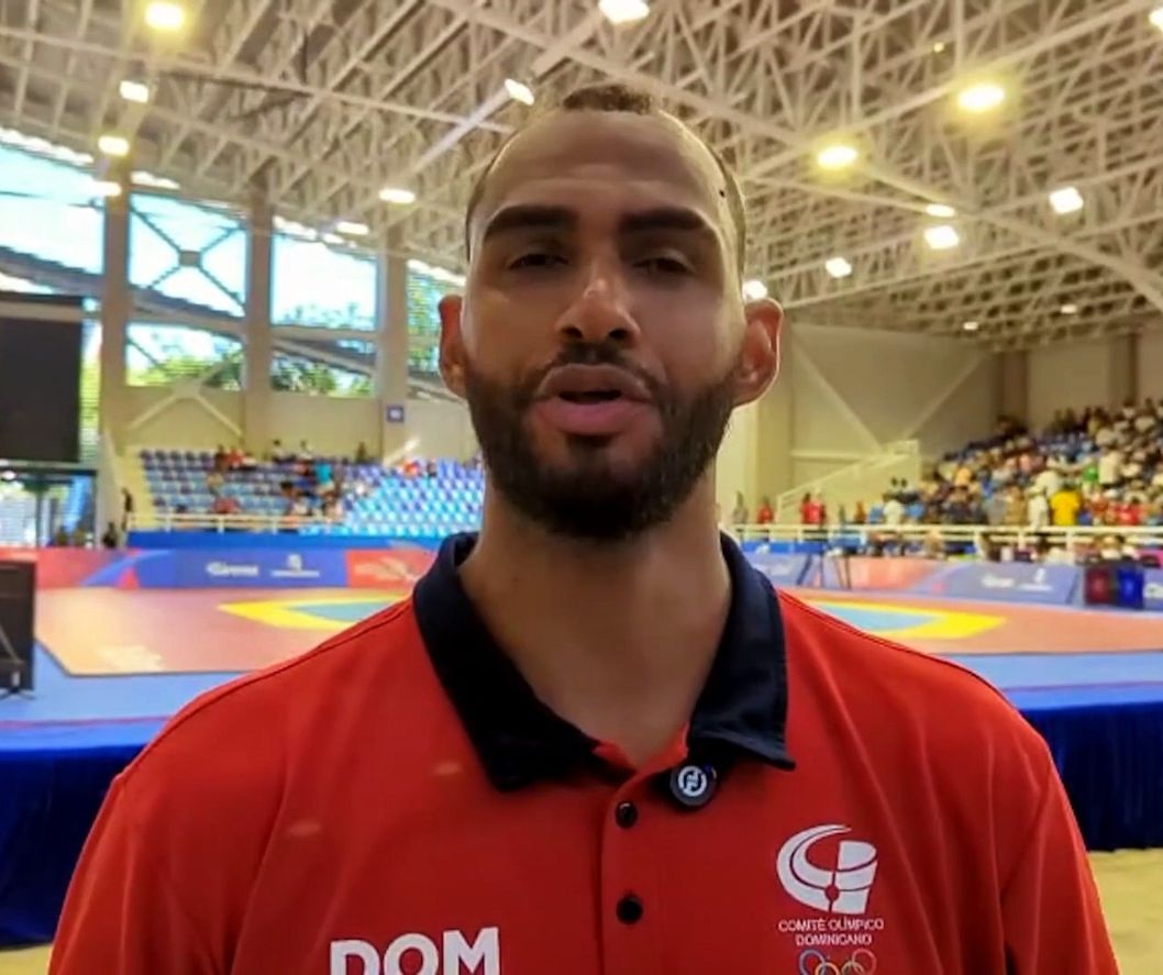 Moisés Hernández se retira del taekwondo con su título de médico