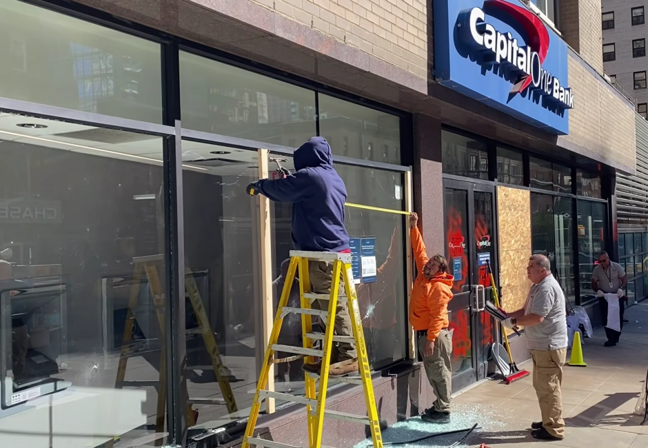 Vandalizan sucursal del Capital One Bank en Manhattan