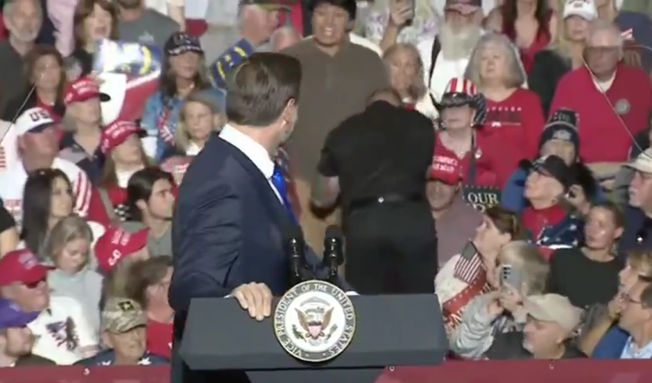 Manifestante estalla en acto de J.D. Vance (video)