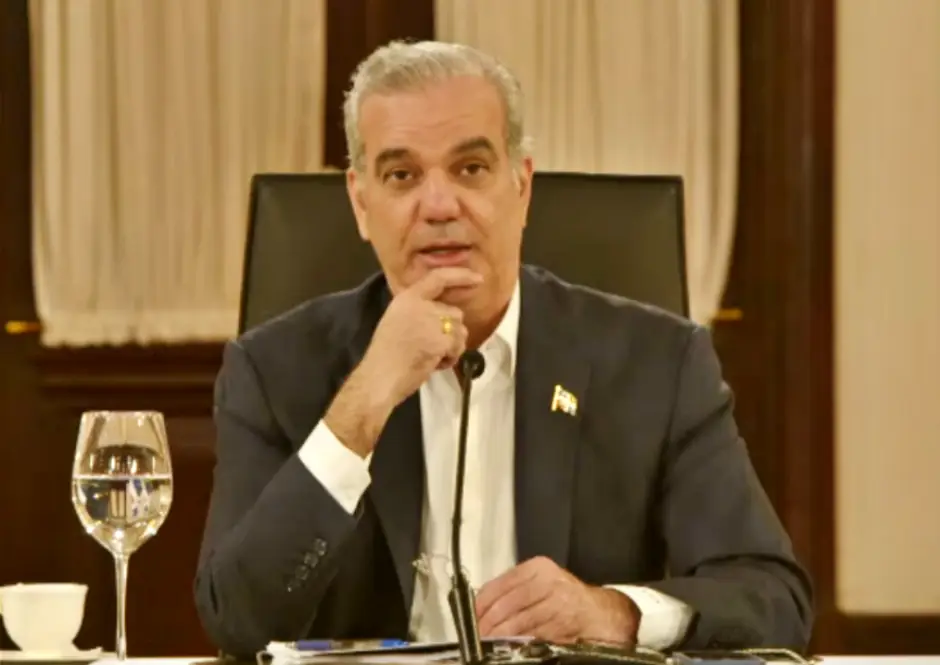 Abinader sobre alzas de la gasolina: “Yo quisiera empezar a bajarla”